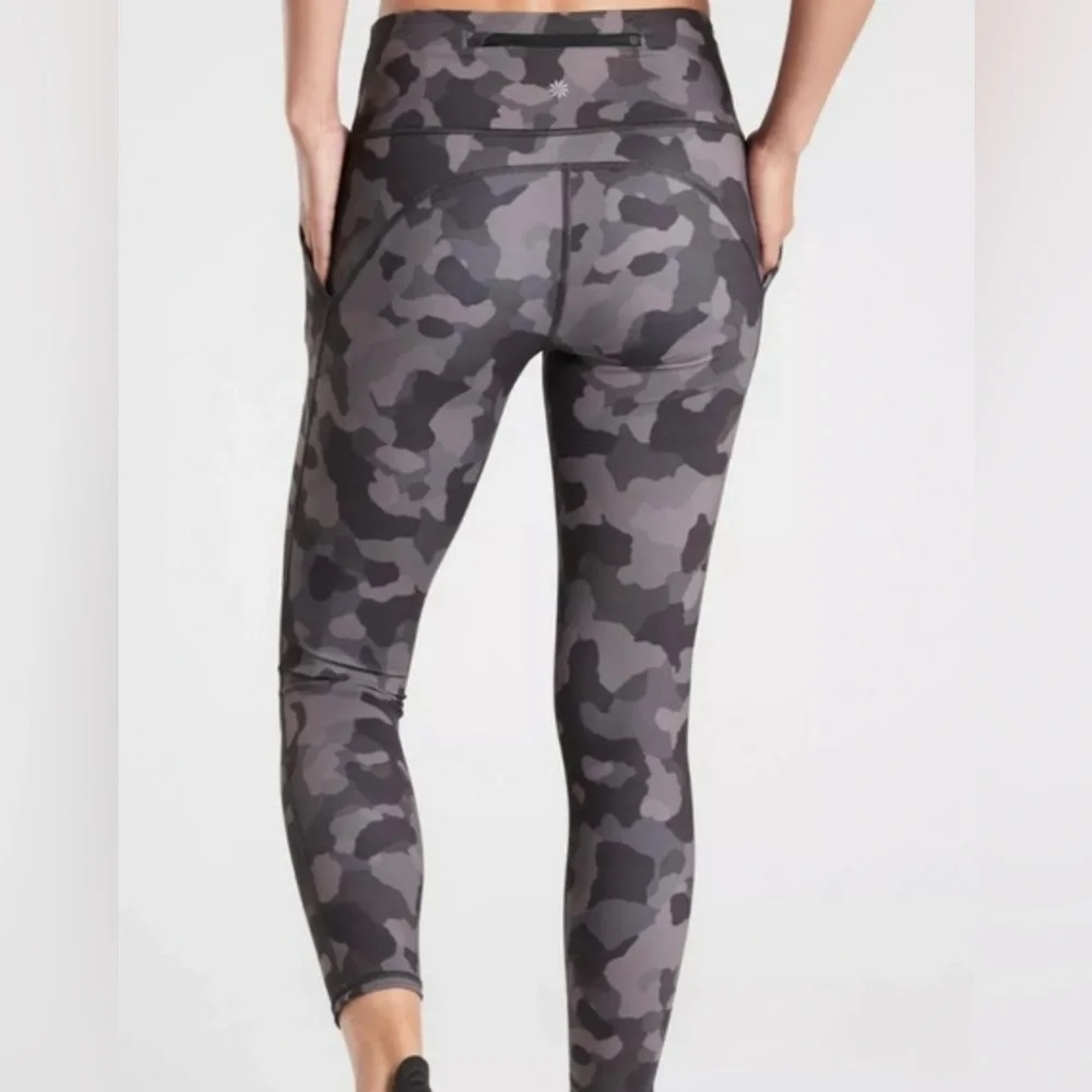 Athleta Lightning Camo 7/8 Tights Sz Sm